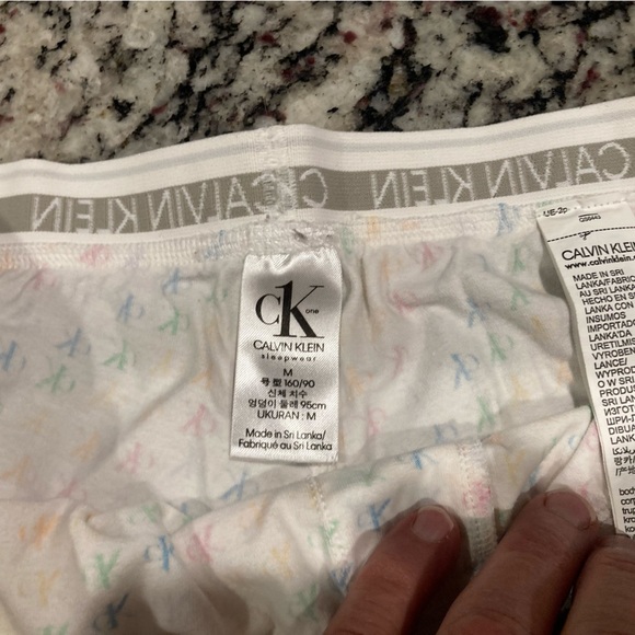 Calvin Klein lounge shorts w baggie. Size M - Picture 2 of 6